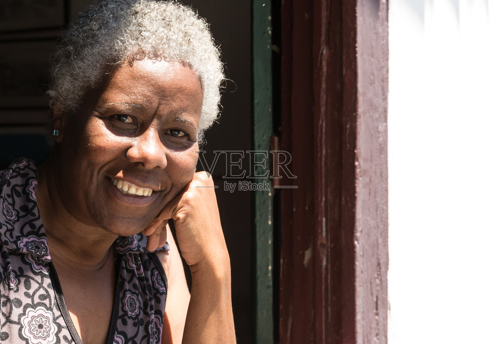 在家里微笑的非洲裔巴西妇女照片摄影图片