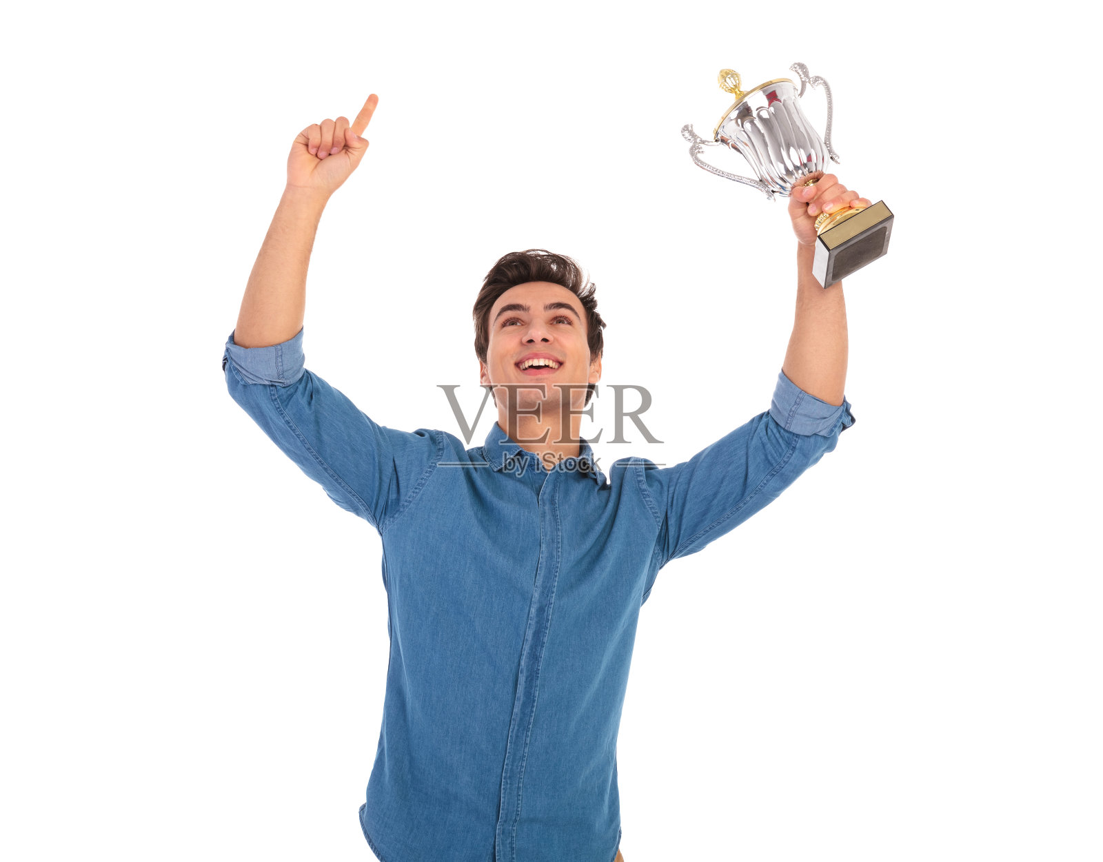 一个手举在空中庆祝成功的男人照片摄影图片