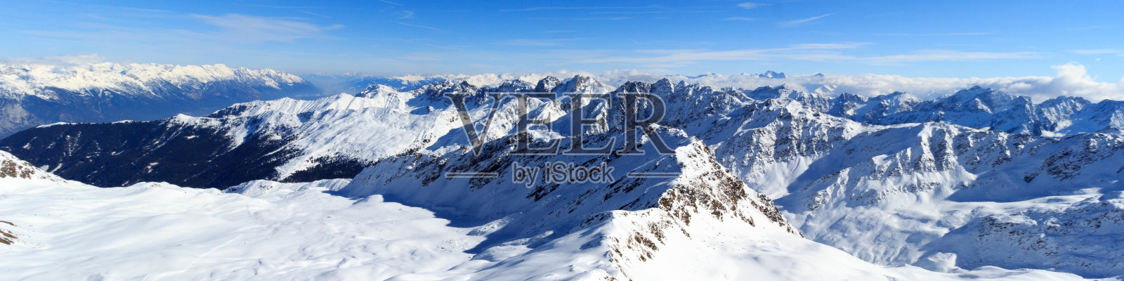 在奥地利的斯图拜阿尔卑斯山脉，冬季的雪景和蓝天照片摄影图片