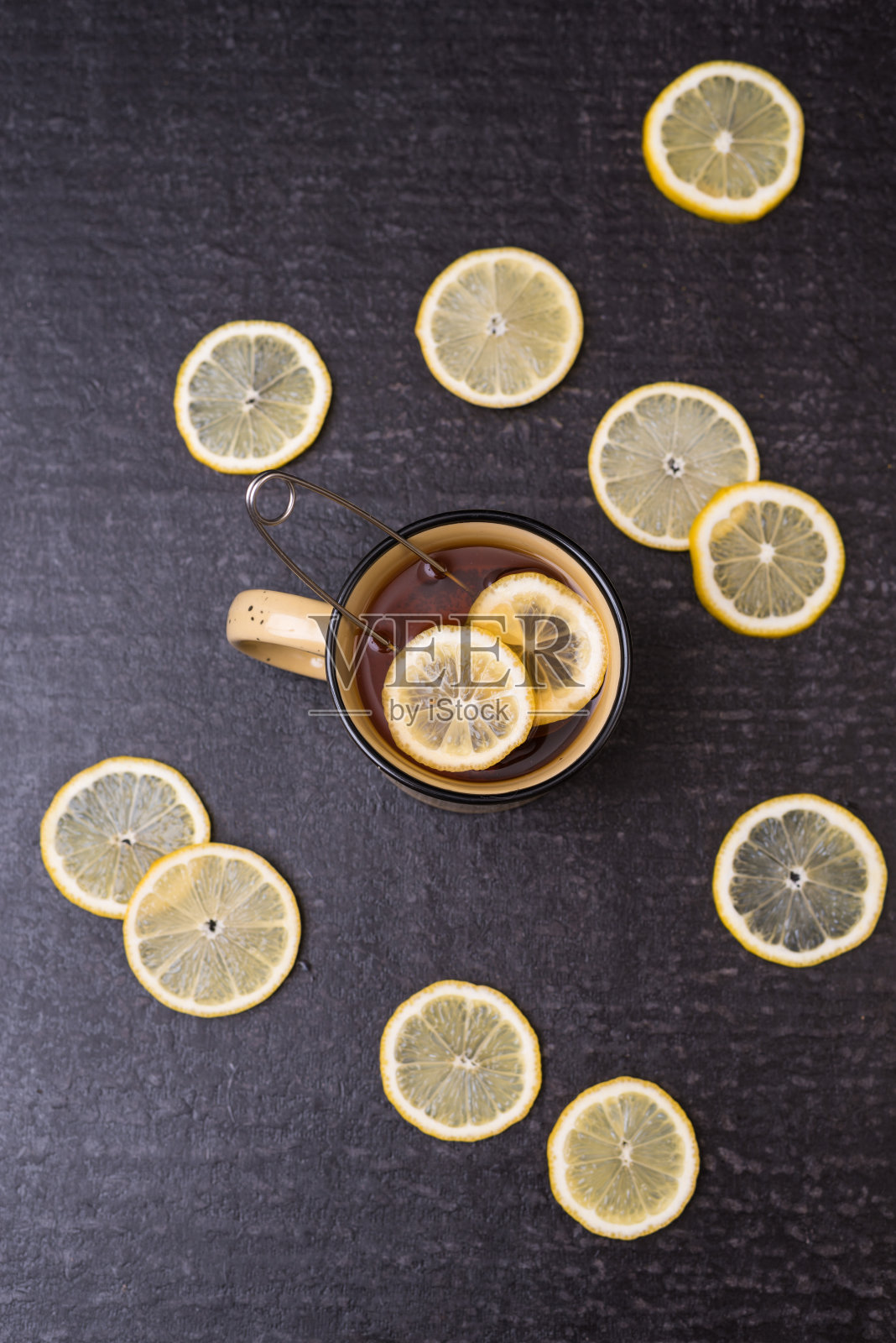黑色背景上的柠檬茶照片摄影图片