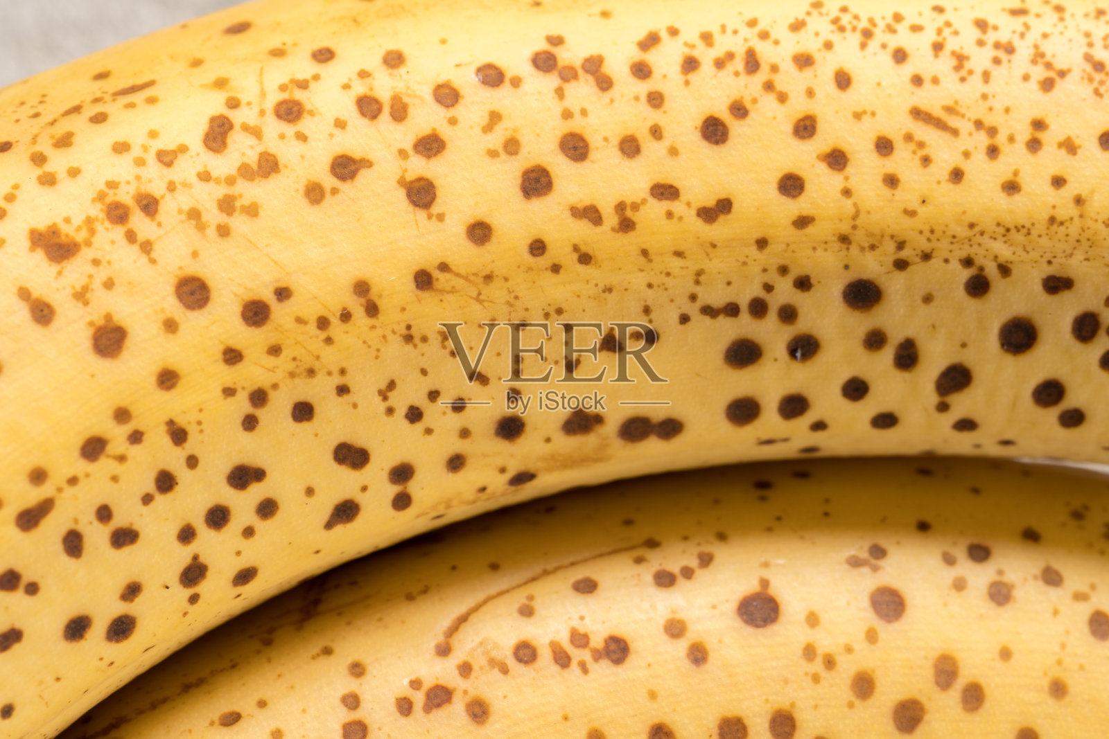 一个新鲜香蕉被剥皮的特写镜头照片摄影图片
