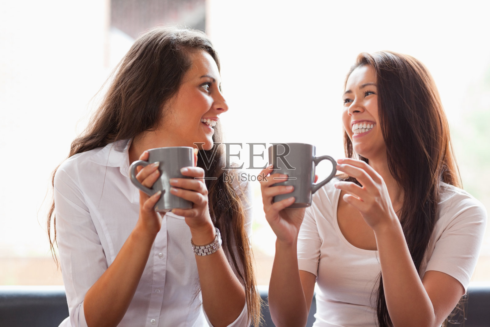 笑着喝咖啡的朋友照片摄影图片