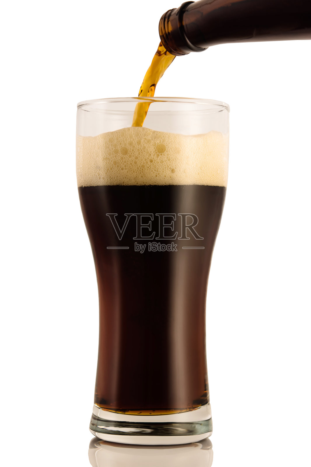 黑啤酒从瓶子里倒进玻璃杯里，孤立在白色的背景上照片摄影图片