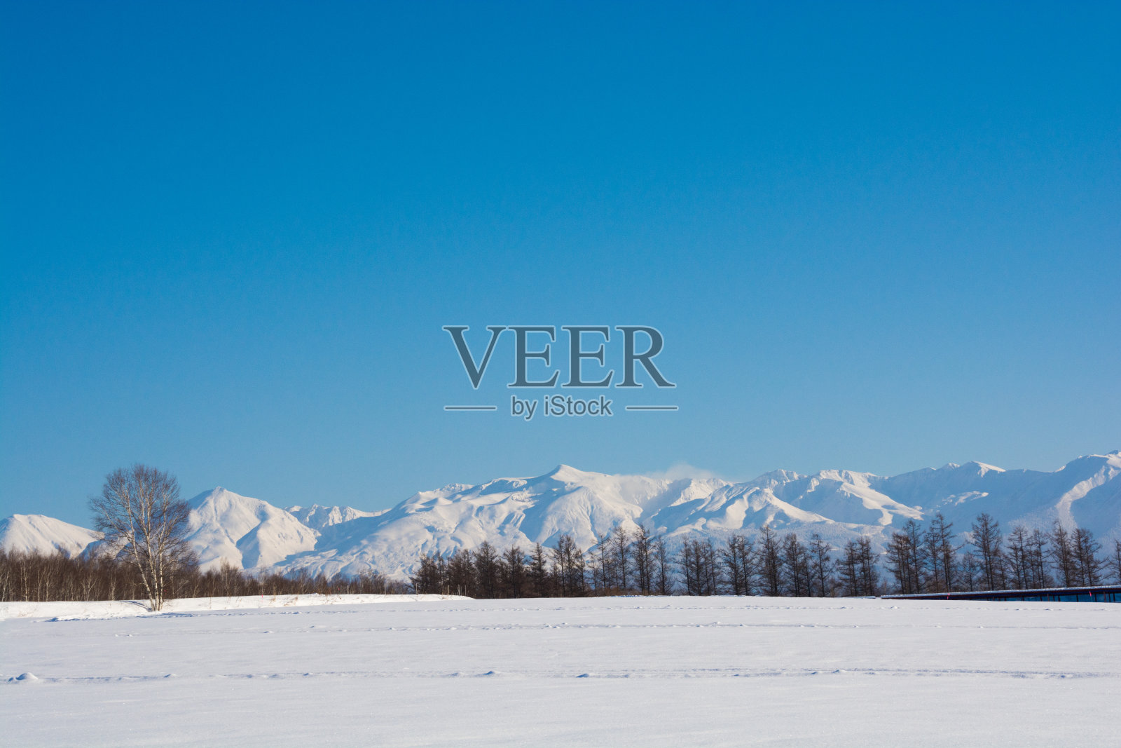 蓝天和雪山在冬天照片摄影图片
