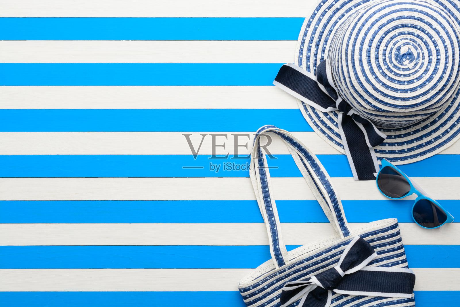 蓝色和白色背景上的沙滩饰品。俯视图，平放。照片摄影图片