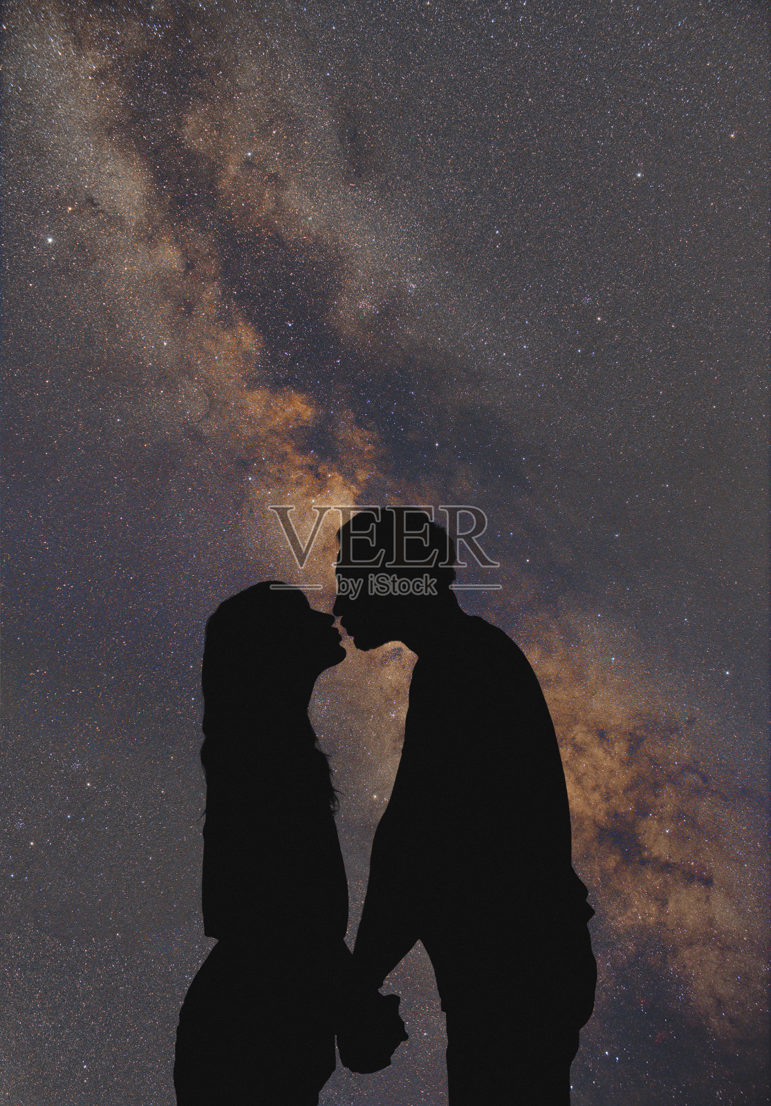 星空下一对年轻夫妇的剪影。这张照片的元素是我的作品。照片摄影图片