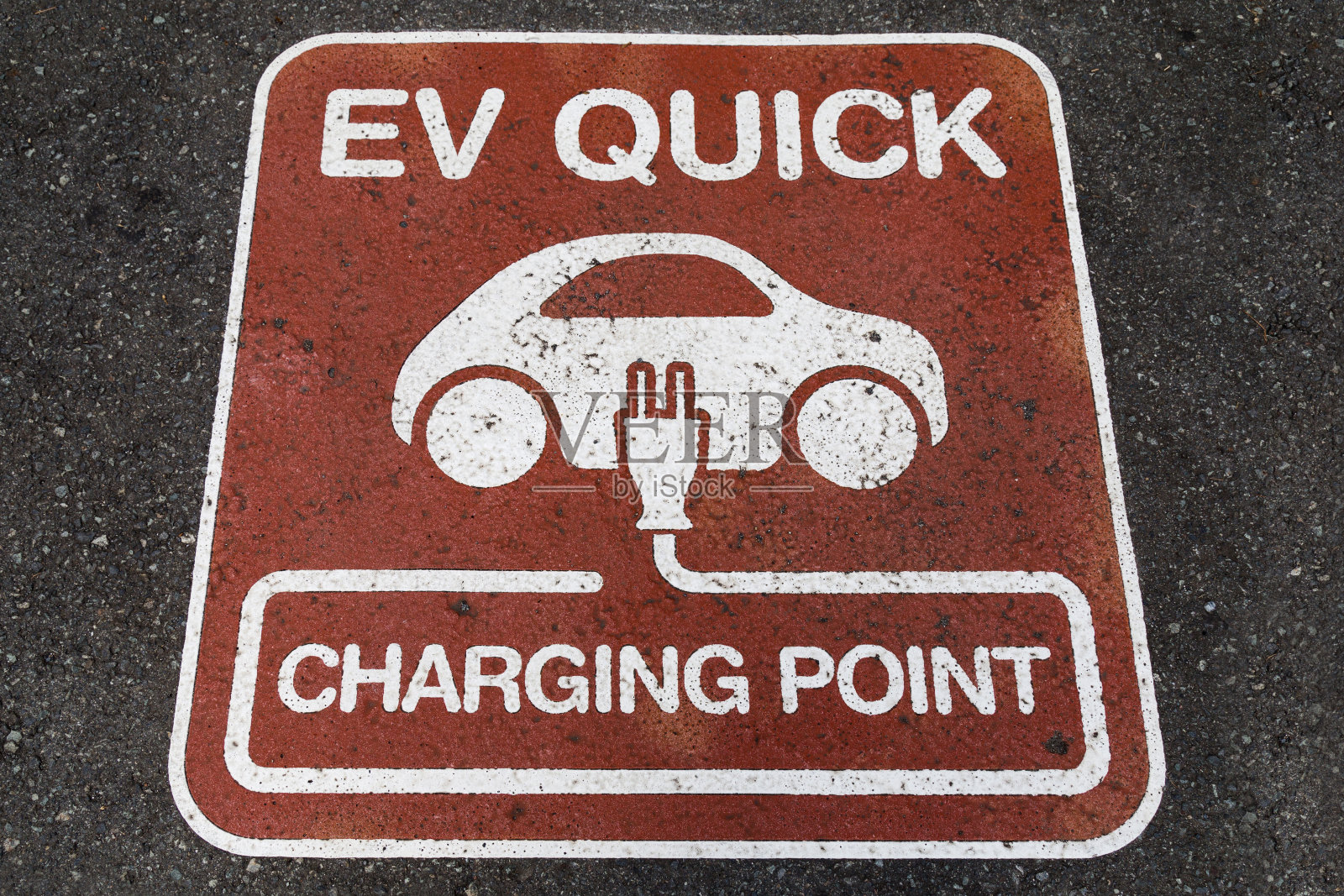 电动汽车(EV)快速充电点标志在沥青充电站点照片摄影图片