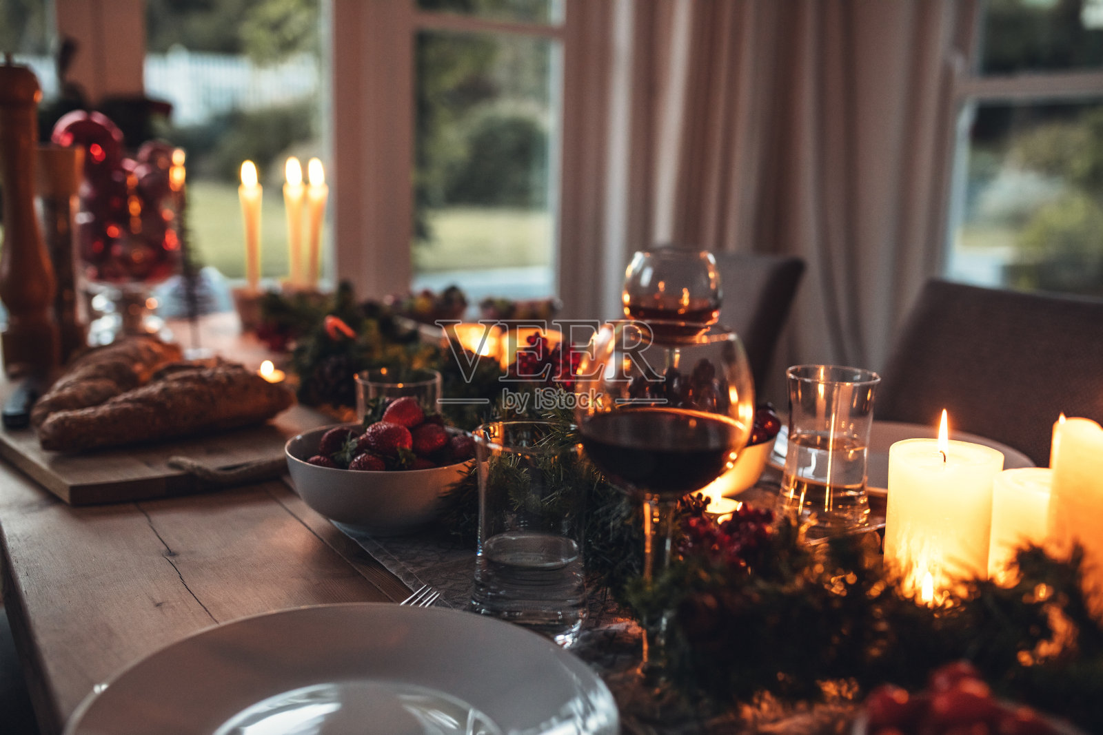 家里传统装饰的圣诞餐桌照片摄影图片