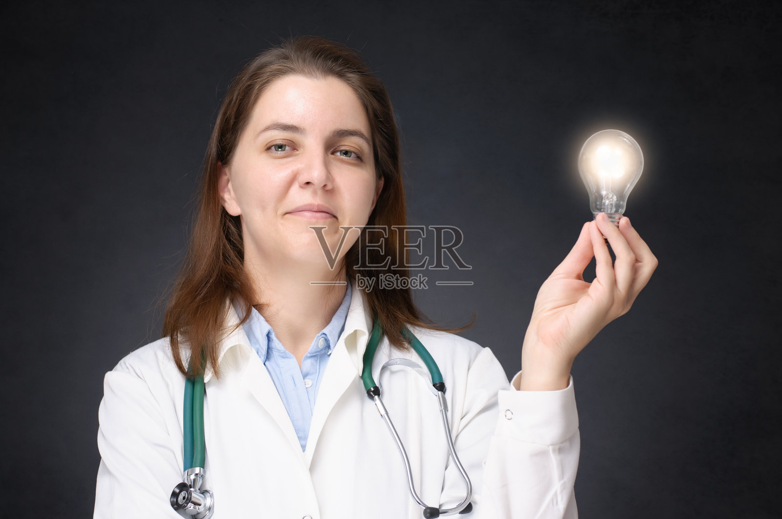 医生和发光的灯泡照片摄影图片