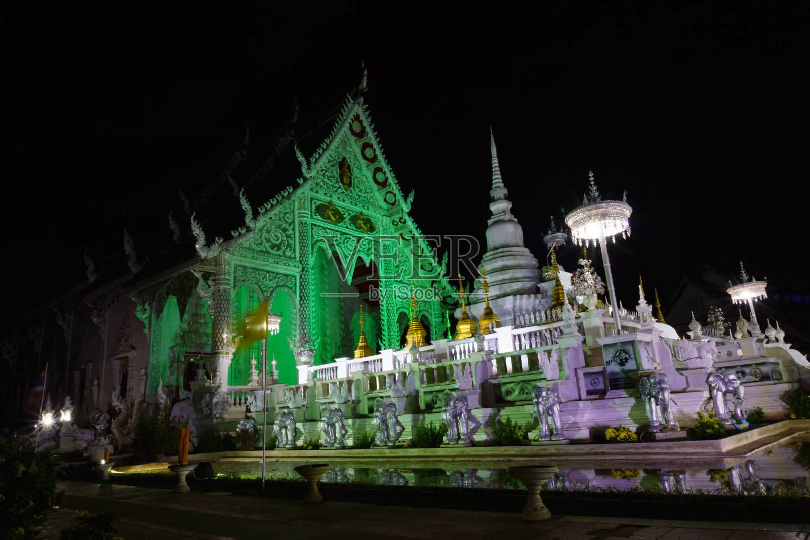景观景观公共古缅甸风格清莱寺打开彩色灯光在晚上。lampang,泰国。照片摄影图片