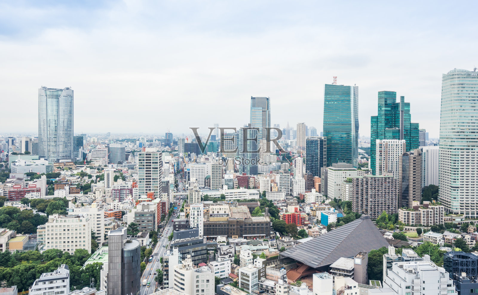 鸟瞰图从东京塔在戏剧性的早晨蓝色多云的天空在东京，日本照片摄影图片