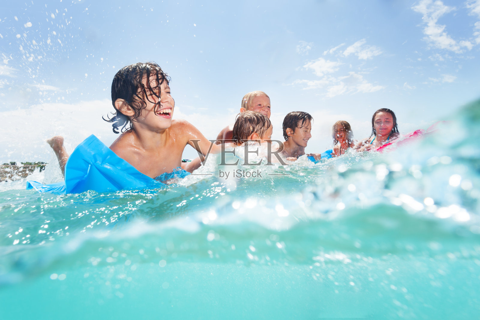 一群快乐的孩子在大海上嬉戏照片摄影图片