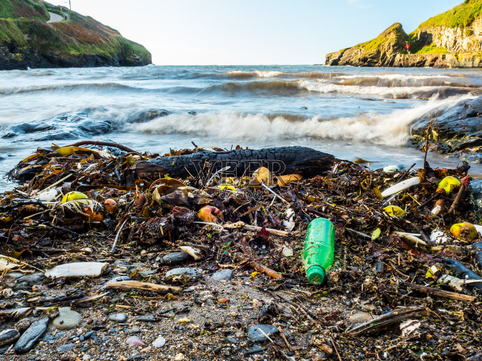 海滩上的垃圾和垃圾被冲上了海岸线照片摄影图片