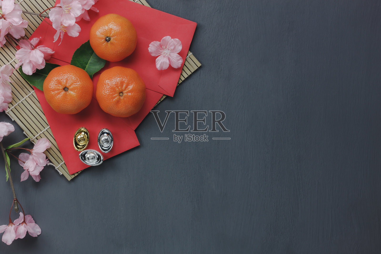 鸟瞰图装饰中国和农历新年的概念背景。将物品和橙子混合放在经典的灰色家庭办公桌上。其他语言意味着富有或富有和幸福。空间字体。照片摄影图片