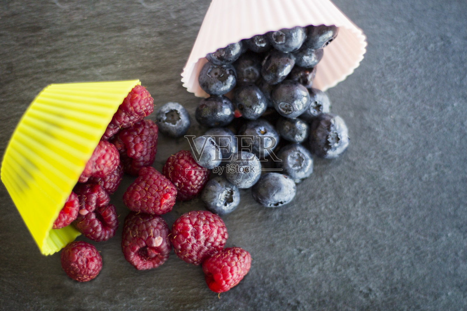 健康的混合水果和配料，草莓，覆盆子，蓝莓，黑莓俯视图照片摄影图片