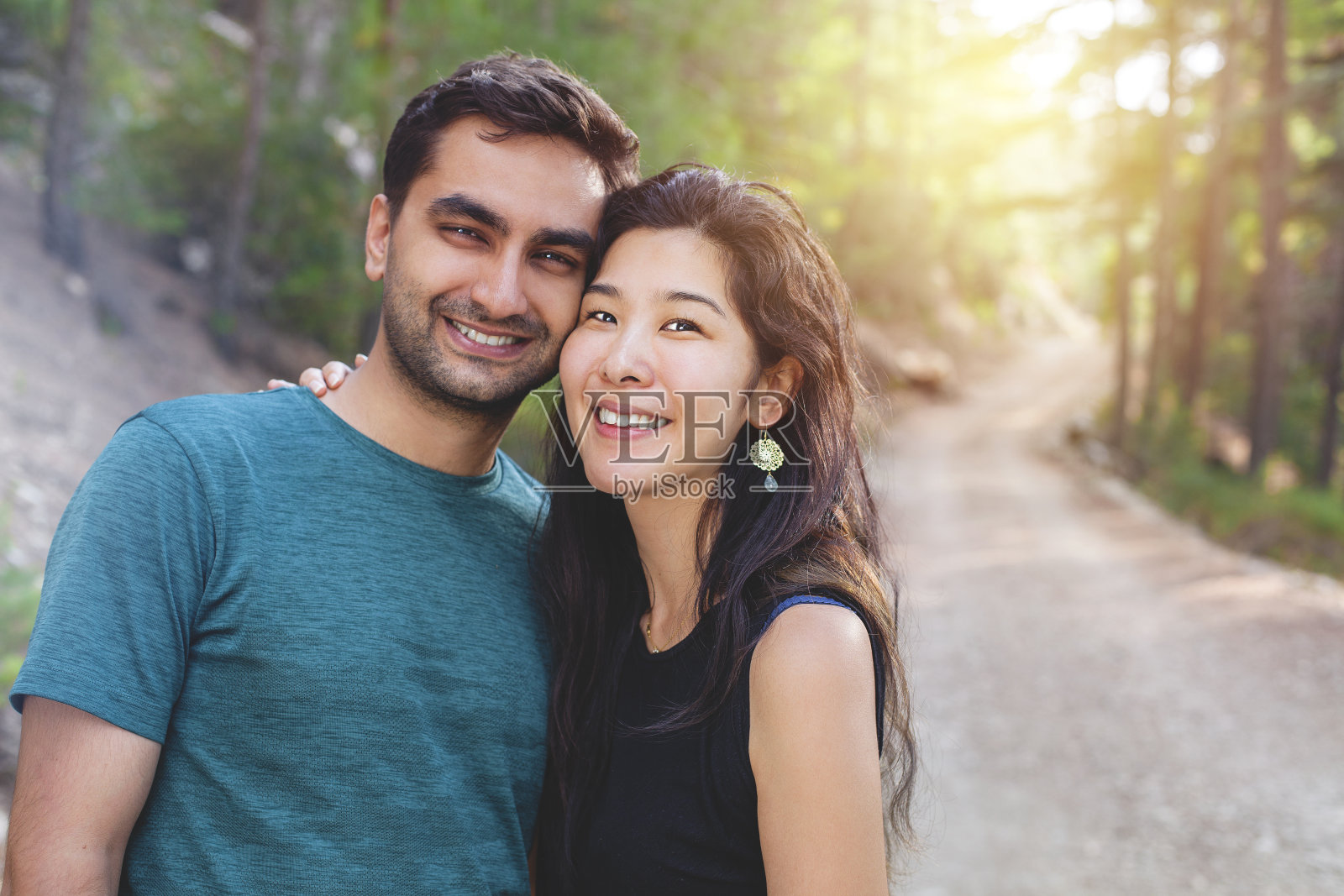 年轻的日本女人和印度男人夫妇照片摄影图片