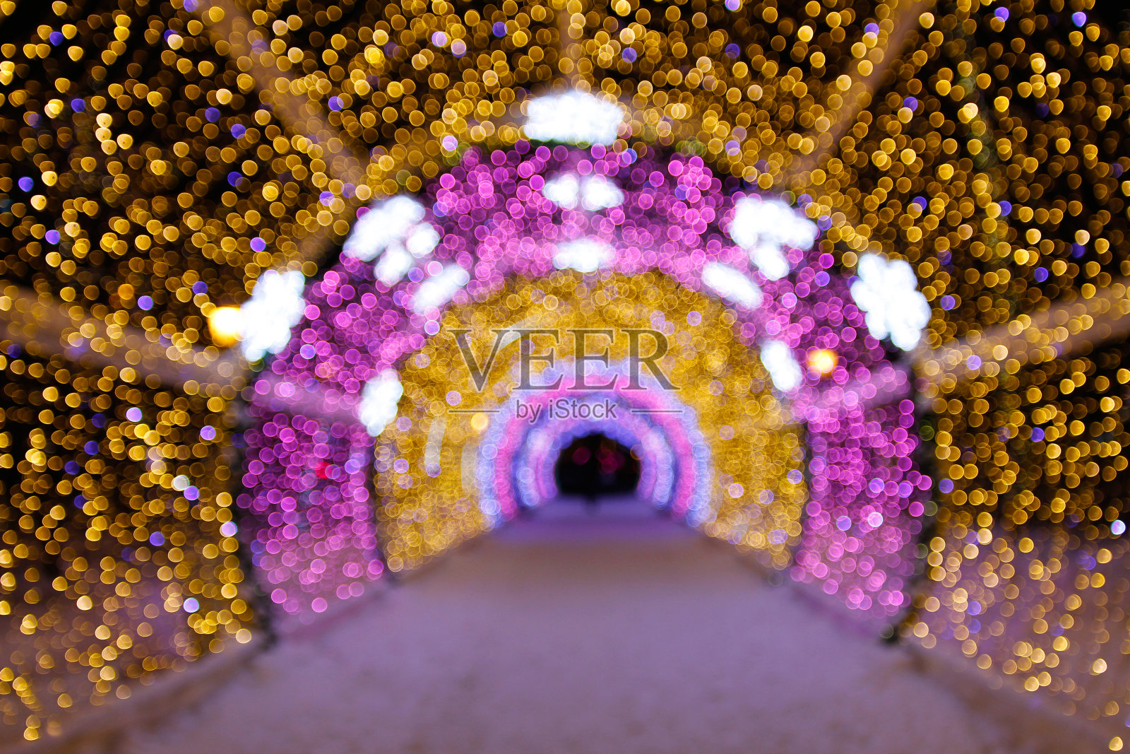 长光的隧道。城市里的圣诞花环。照片摄影图片