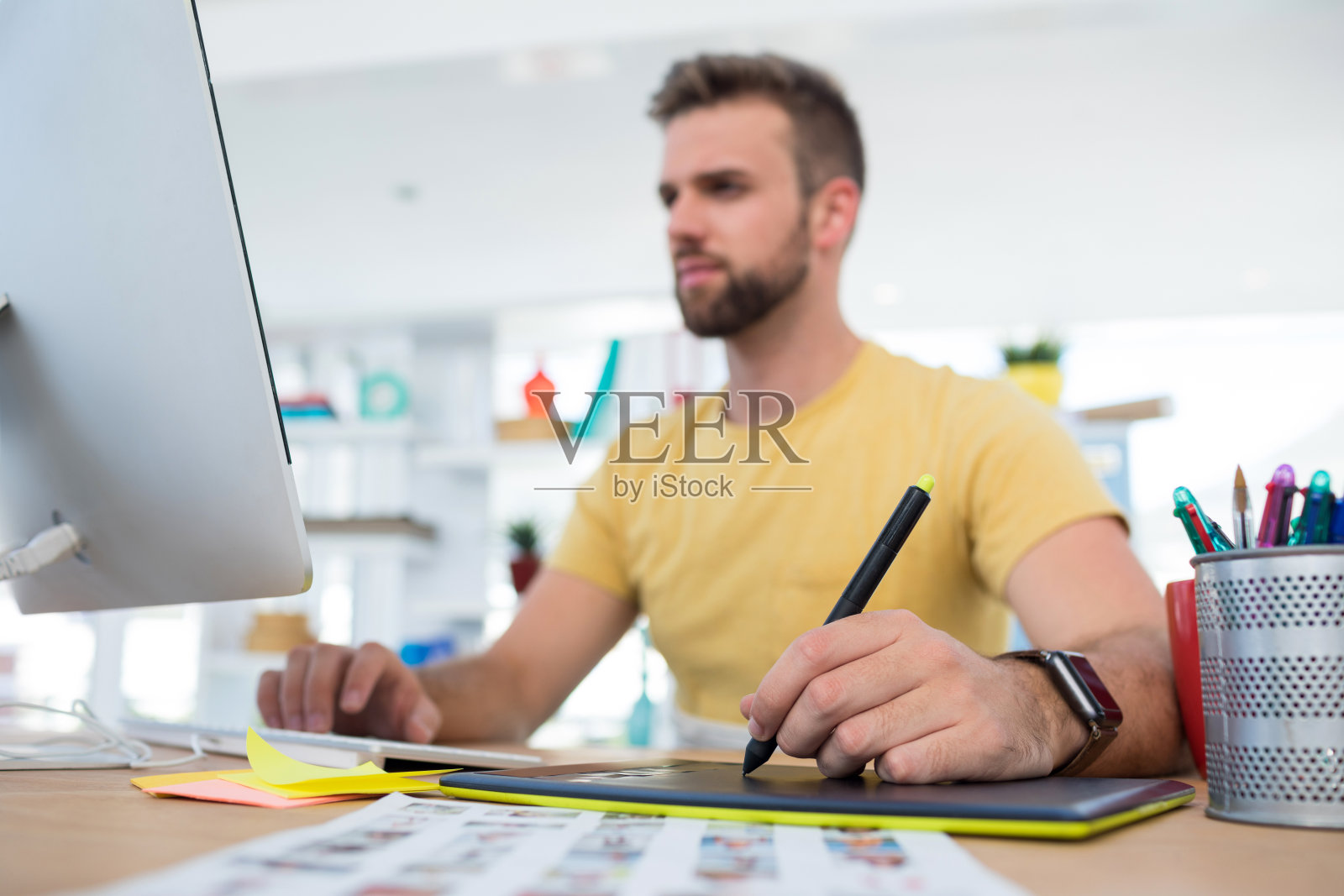 一位男性高管在她的办公桌前用平板电脑工作照片摄影图片