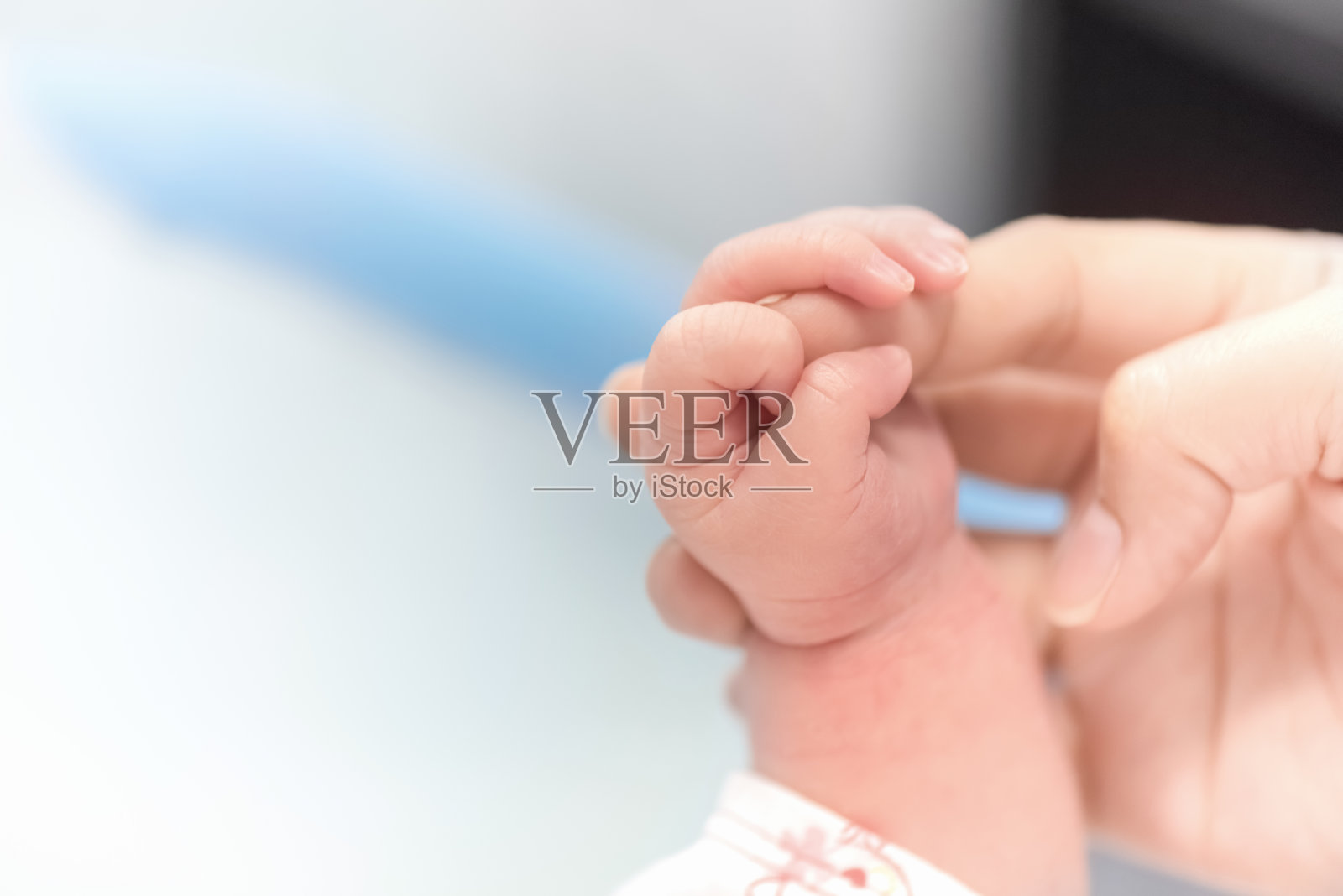 新生儿手握母亲手指在医院，婴儿和保健理念，选择性焦点和白色小插画照片摄影图片