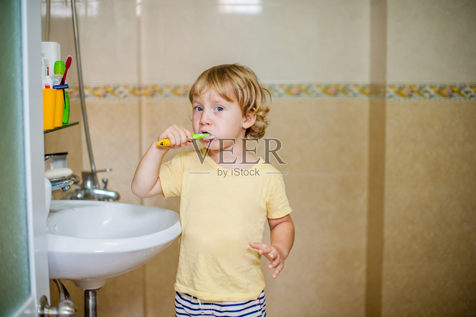 小男孩在浴室里刷牙照片摄影图片