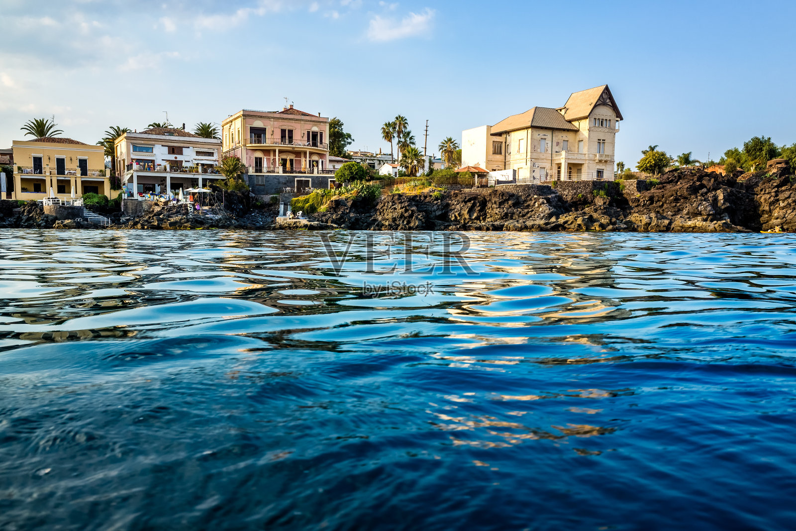 意大利卡塔尼亚，临海的美丽豪宅照片摄影图片