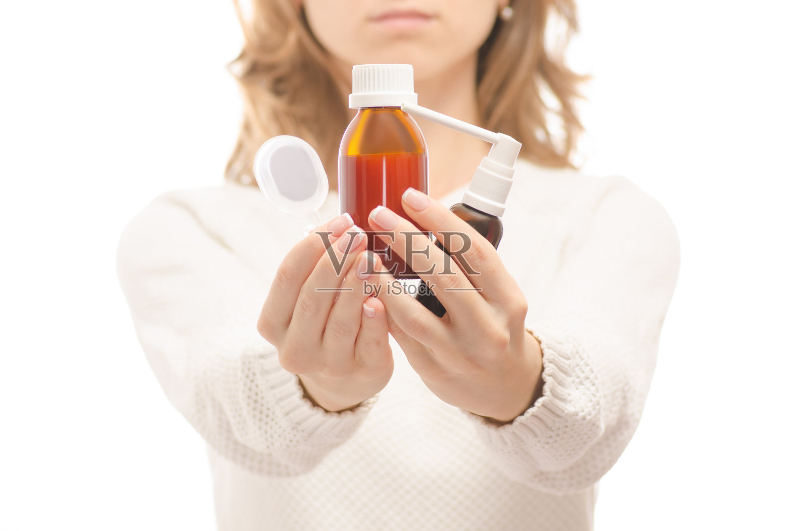 女人手中的药糖浆为咽喉喷雾剂照片摄影图片