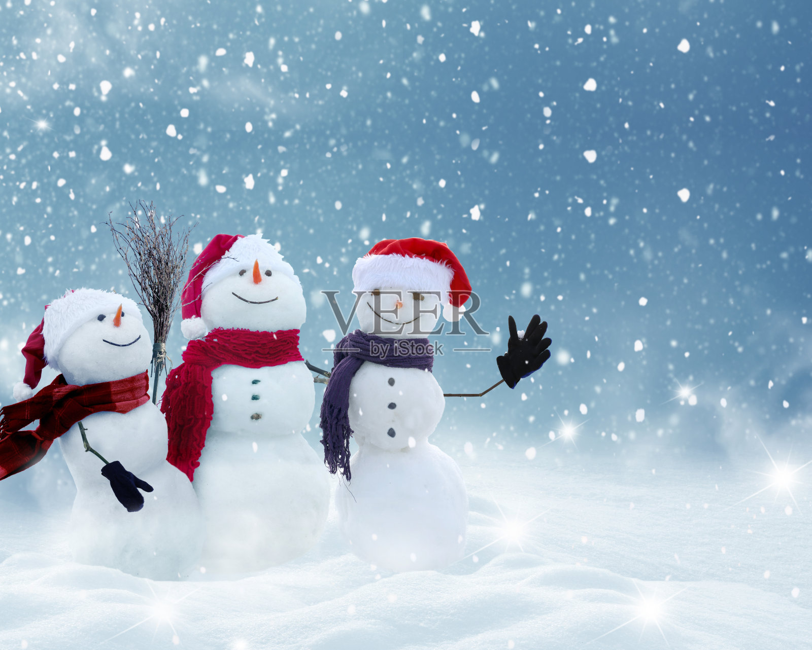 圣诞快乐，新年贺卡与副本空间。许多雪人站在冬天的圣诞景观。冬天的背景照片摄影图片
