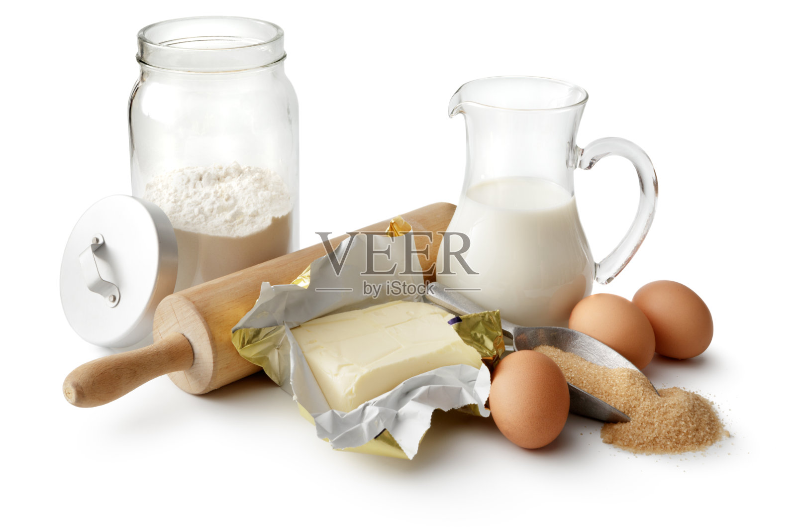 烘烤:面粉，黄油，鸡蛋，糖和牛奶在白色背景上分离照片摄影图片
