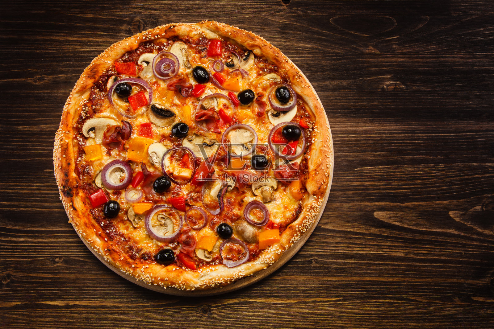 黑橄榄披萨意大利香肠照片摄影图片