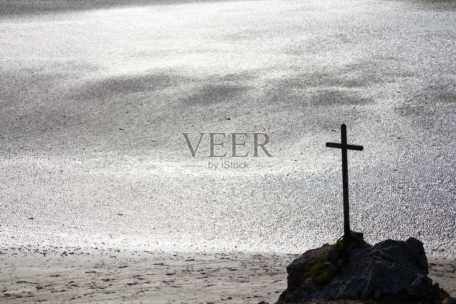 法国布列塔尼附近海岸的古老石头十字架照片摄影图片