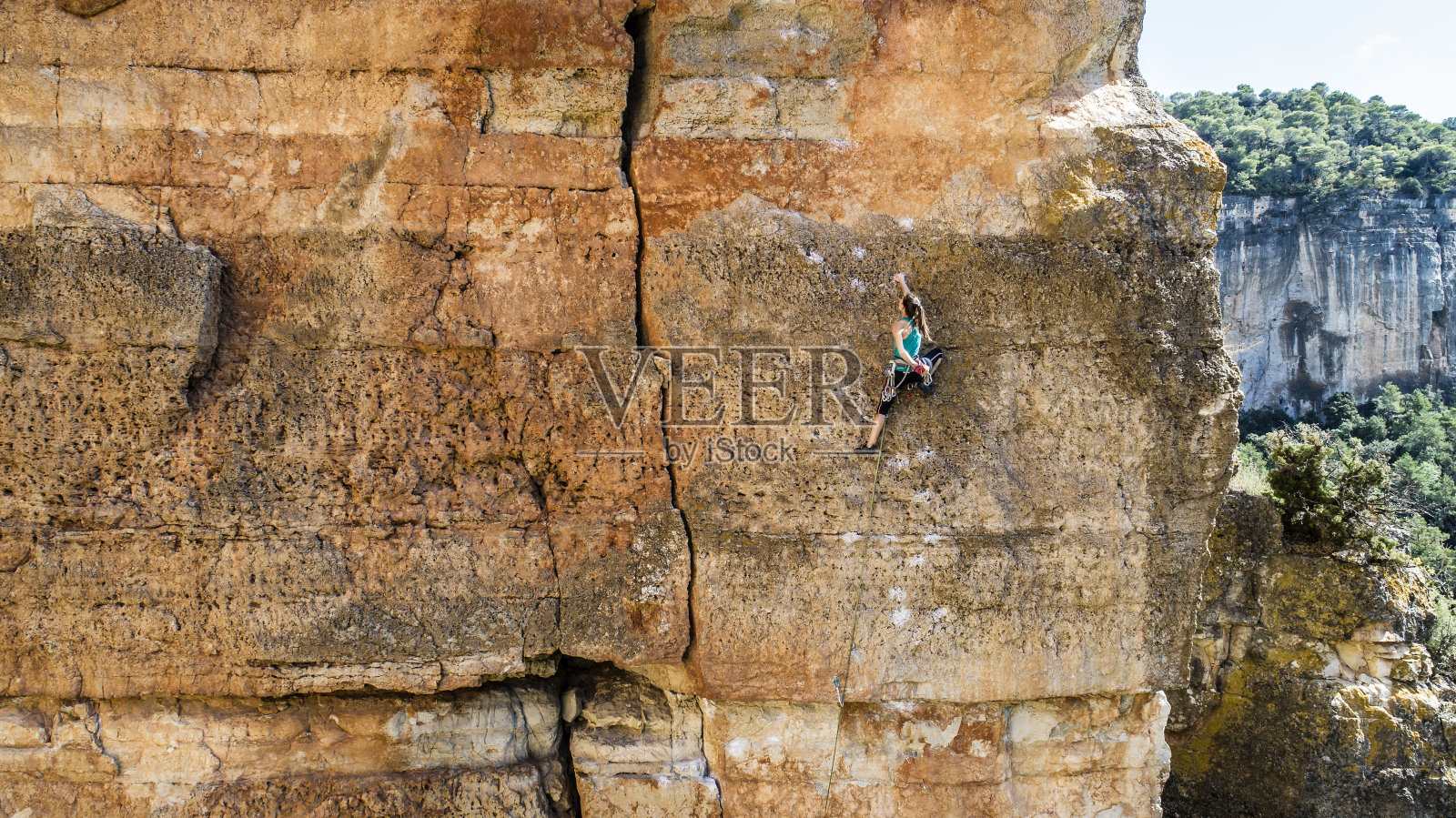一名女子在加泰罗尼亚修拉纳练习攀岩照片摄影图片