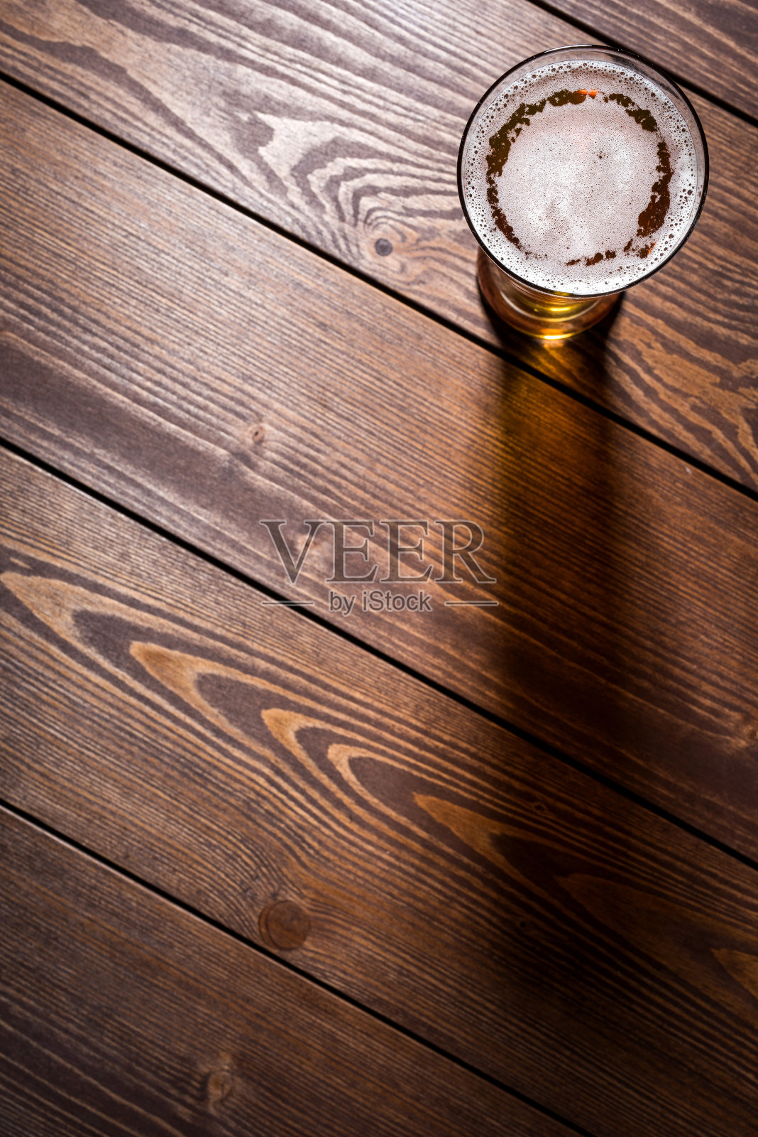 啤酒杯放在木桌上照片摄影图片