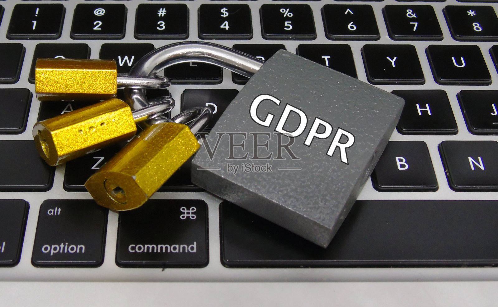 通用数据保护条例(GDPR)笔记本电脑键盘上的挂锁-数据保护概念照片摄影图片