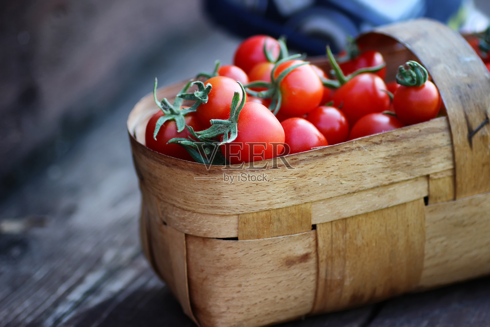 一篮子新鲜的西红柿放在木头上照片摄影图片