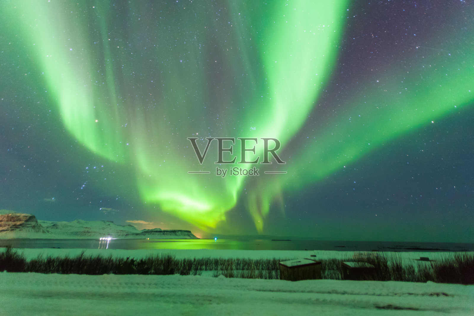 美丽的北极光，或者更广为人知的是冰岛冬季的北极光照片摄影图片