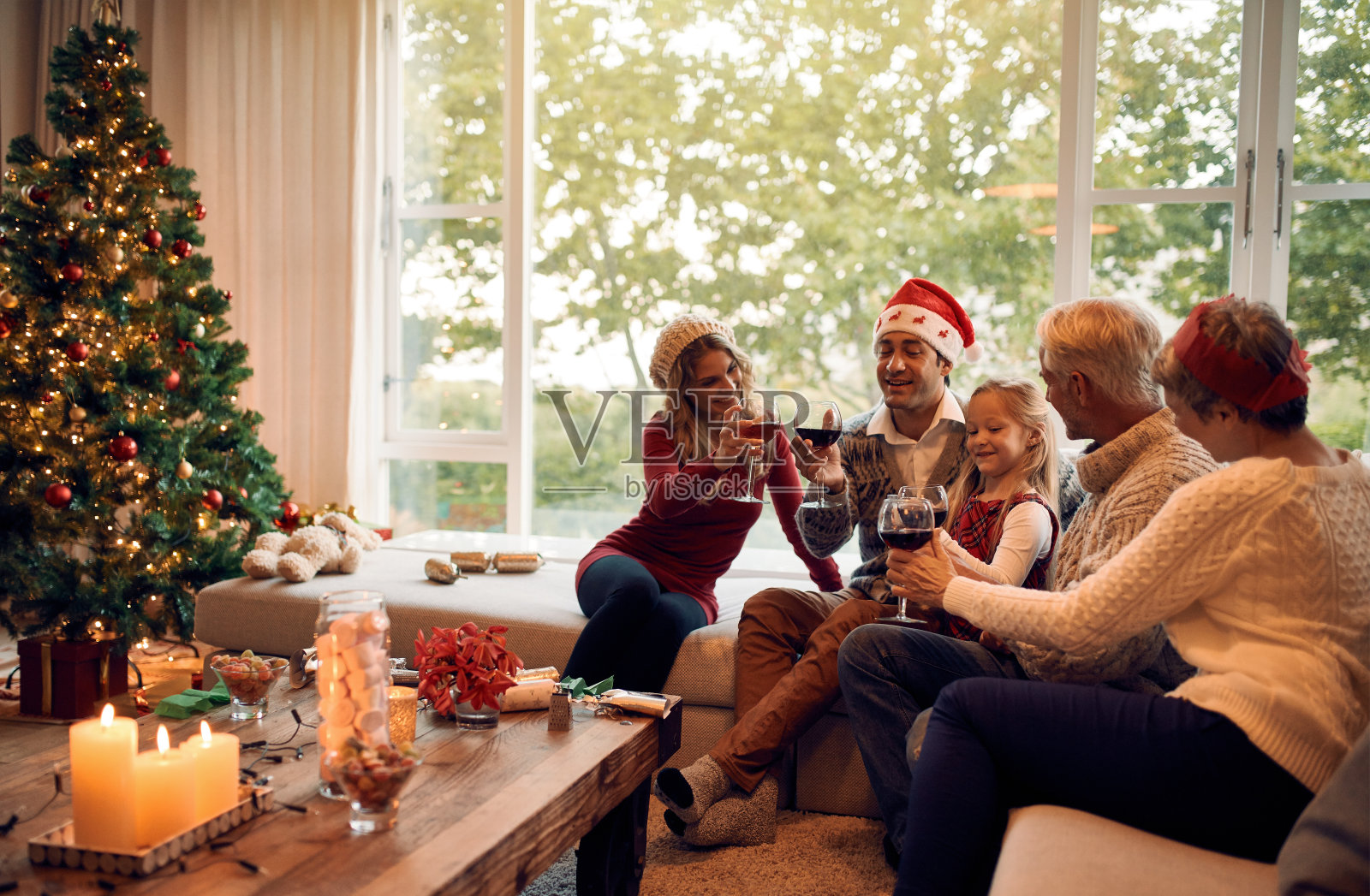 一家人喝着酒庆祝圣诞节照片摄影图片