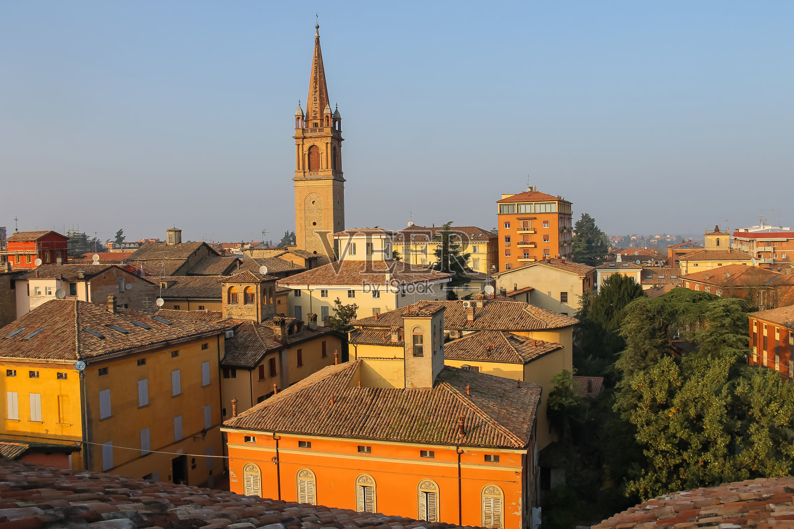 意大利维尼奥拉历史名城中心的教堂塔照片摄影图片