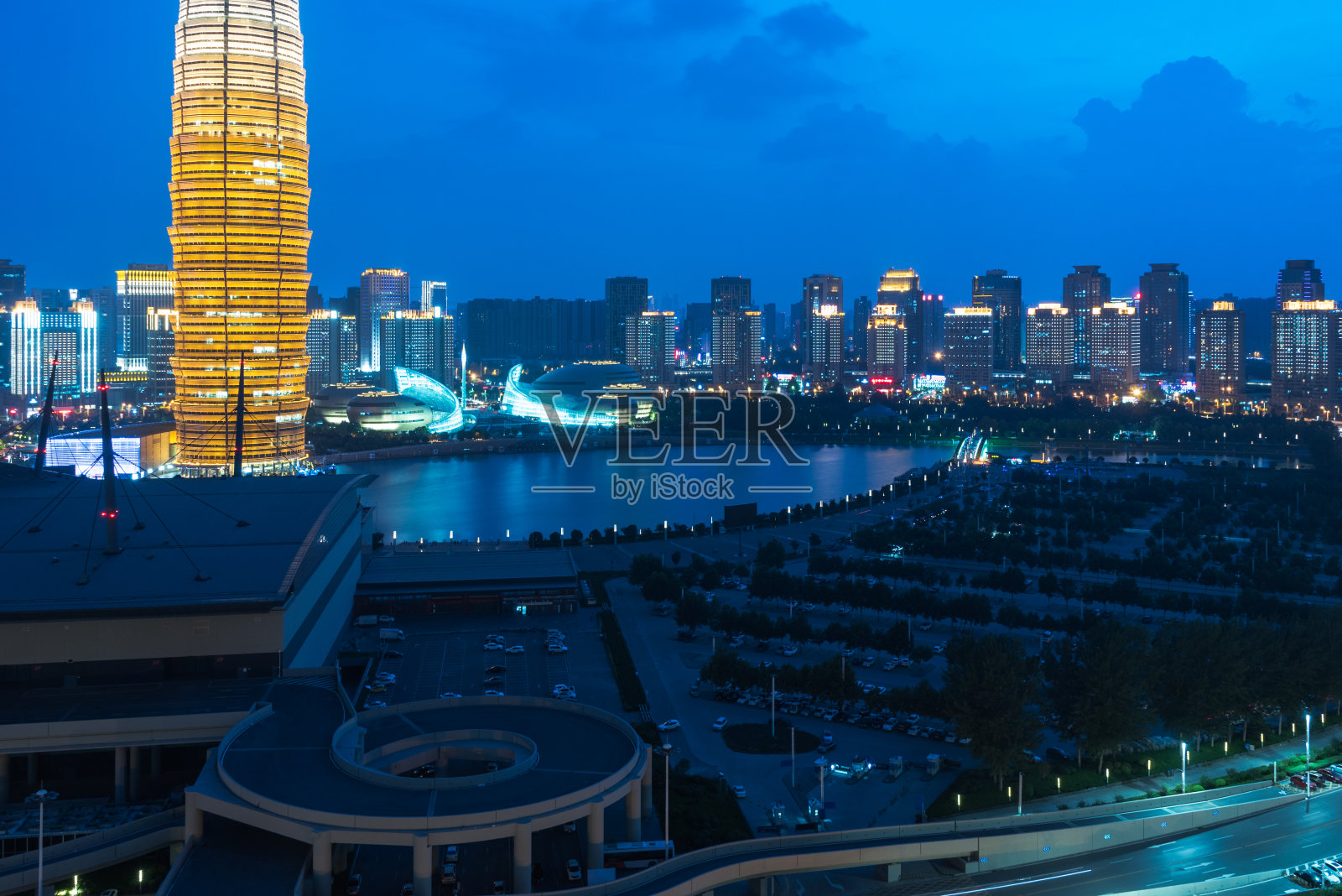 郑州城市景观与国际会展中心相辉映照片摄影图片