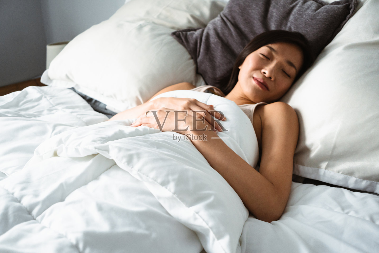 睡在床上的中国女人照片摄影图片
