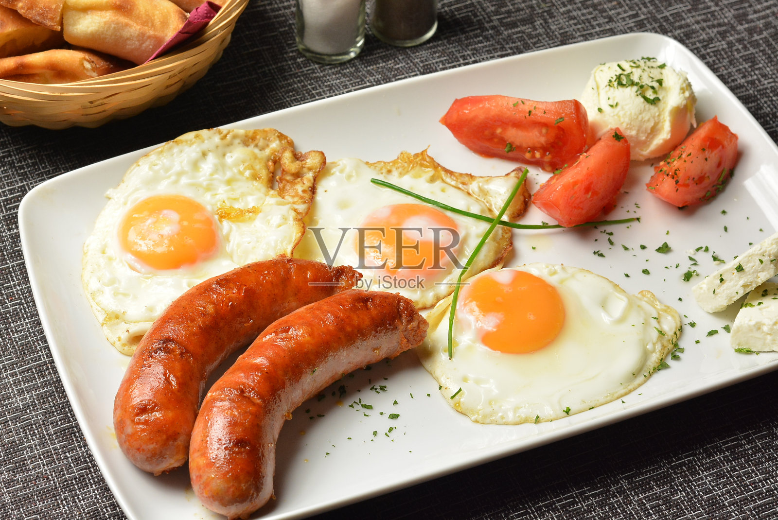 单面煎蛋和香肠早餐照片摄影图片