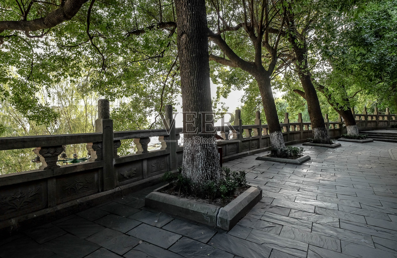 中国湖北省武汉到古宫来赏诗的游客。照片摄影图片