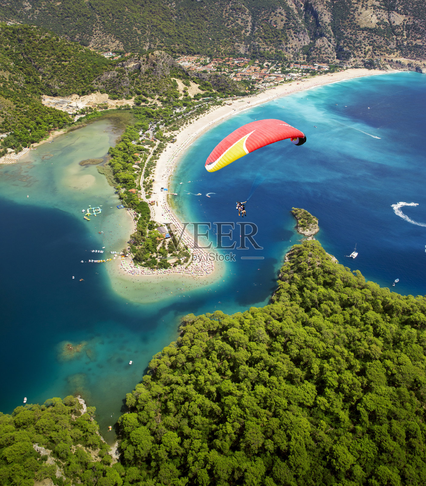 蓝礁湖鸟瞰图在Oludeniz，费特耶，土耳其照片摄影图片
