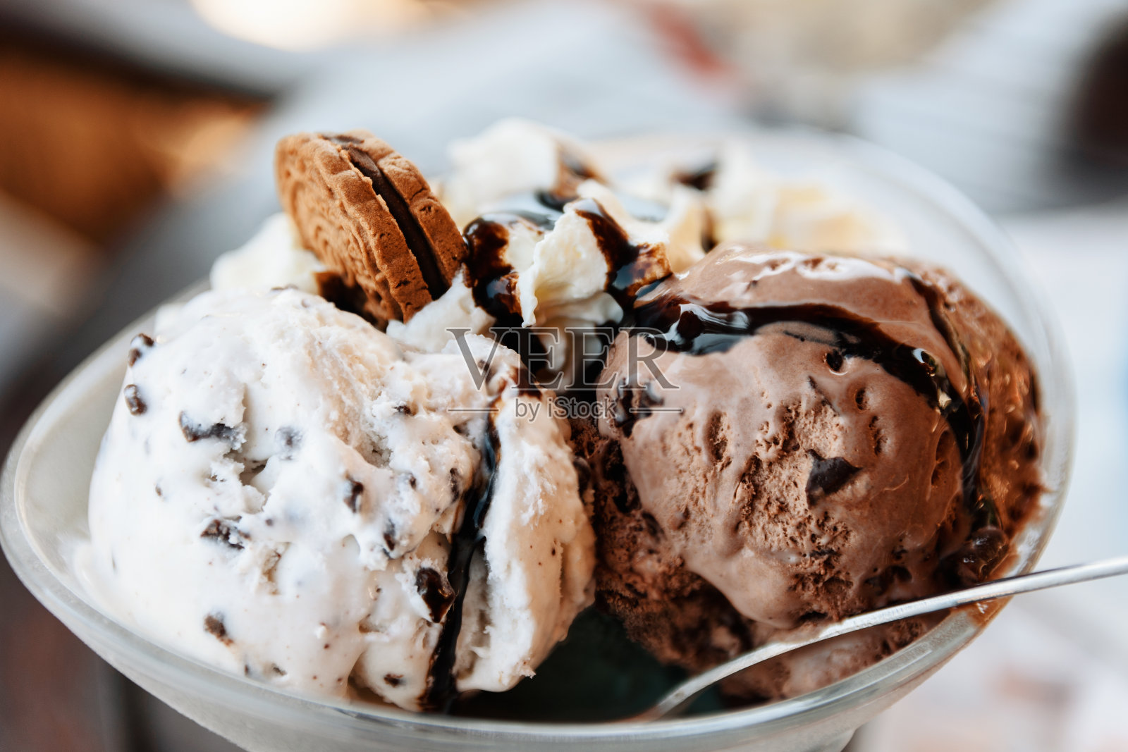 巧克力酱和饼干冰淇淋圣代照片摄影图片