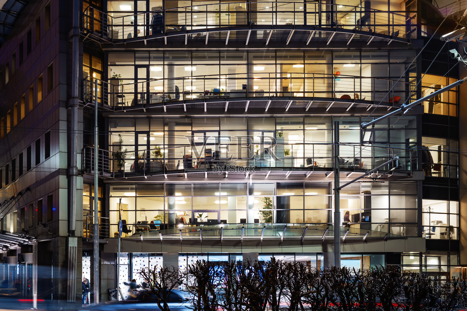 现代化的办公楼在晚上照片摄影图片
