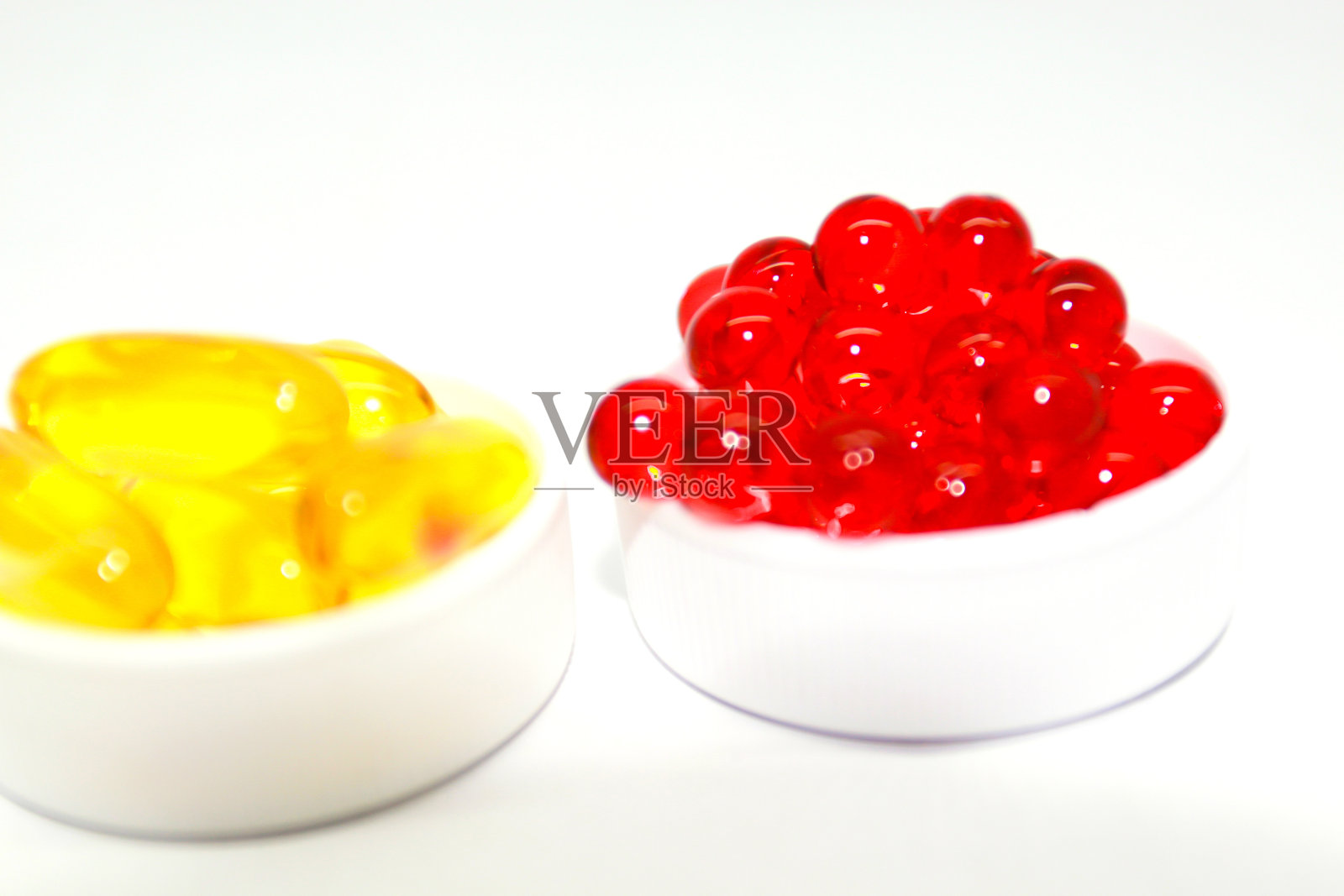 黄红色的欧米茄3鱼油和维生素E片照片摄影图片