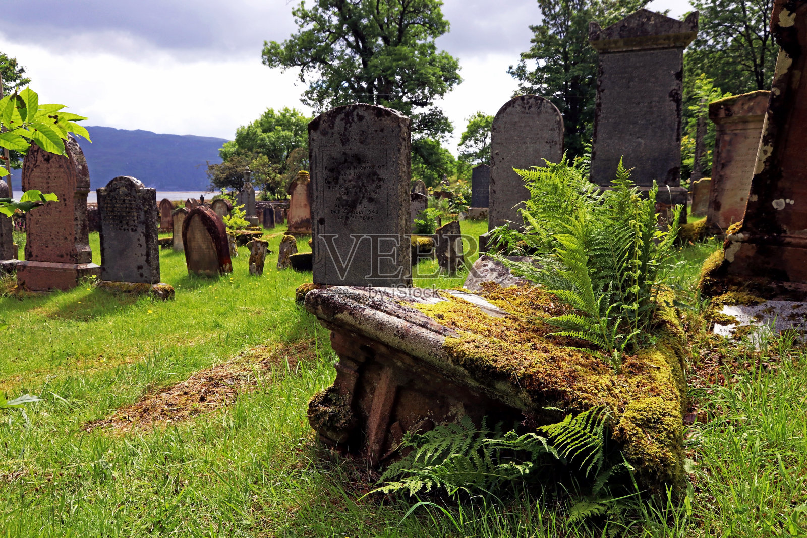 苏格兰墓地里的古老坟墓和墓碑照片摄影图片