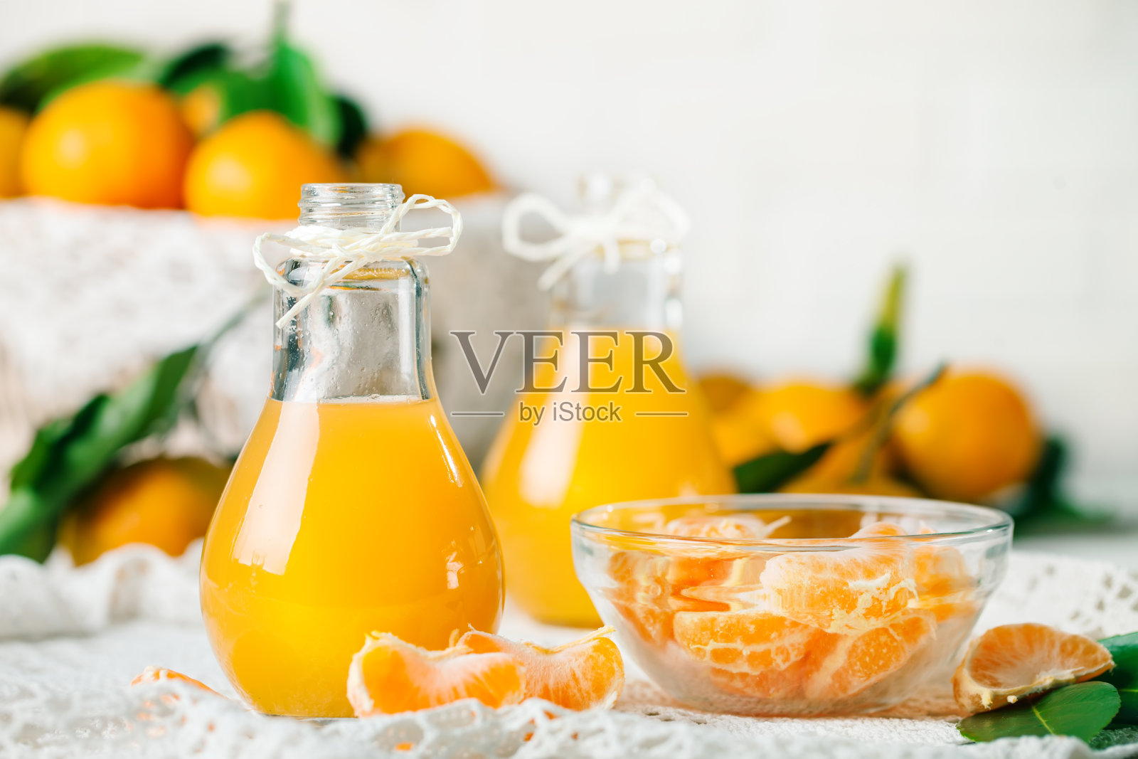 新鲜的橘子和橘子汁。健康饮食，选择性专注照片摄影图片