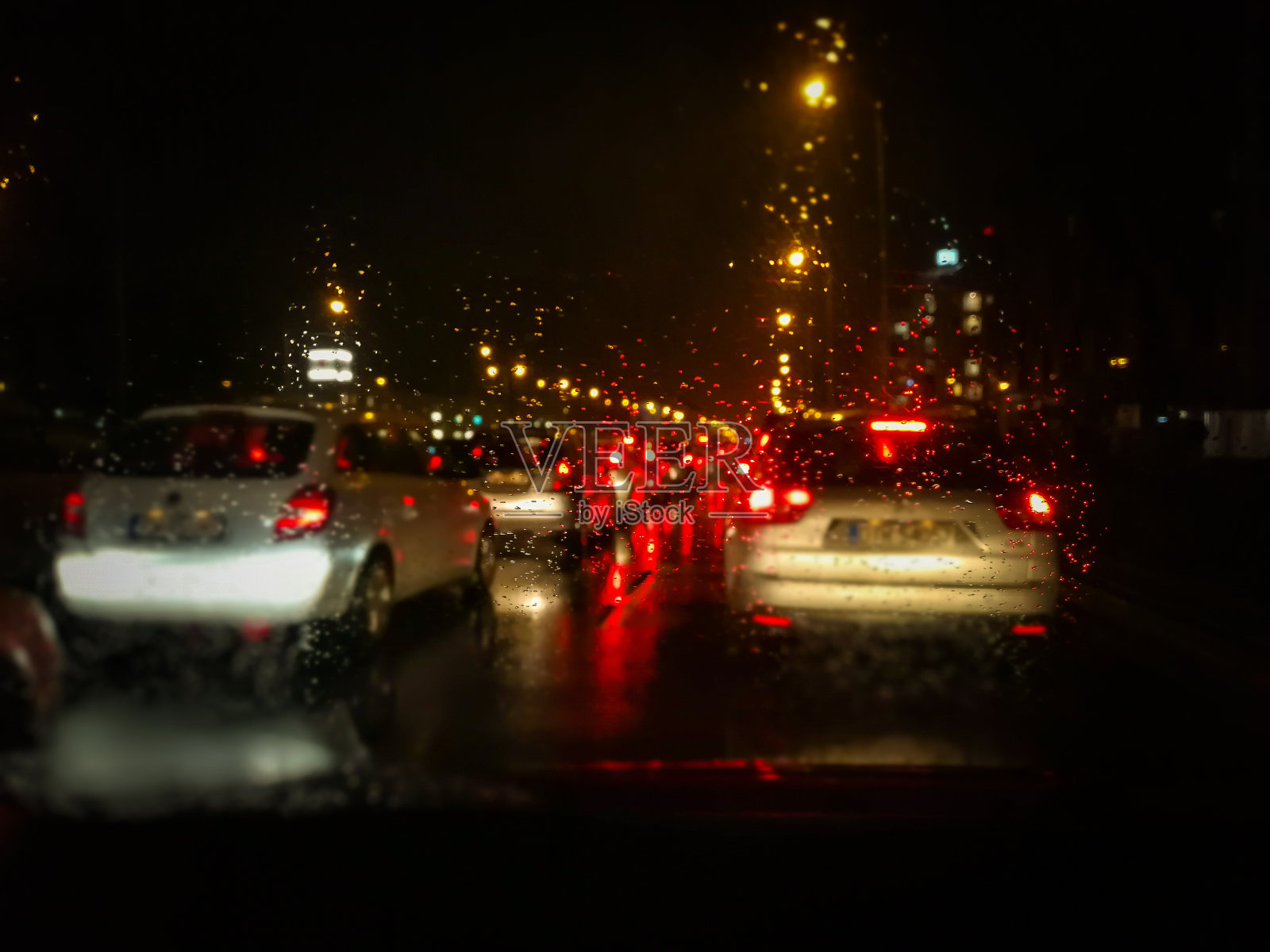 雨城透过汽车挡风玻璃照片摄影图片