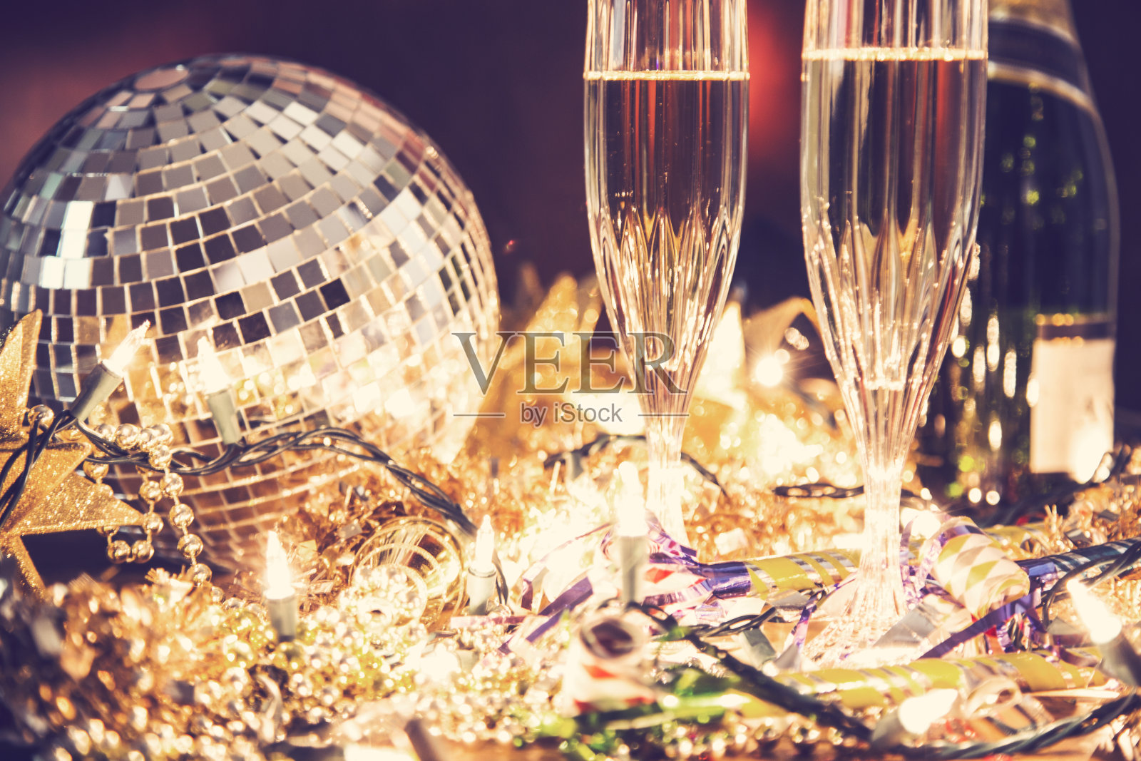 新年前夜的节日派对有香槟，迪斯科球，装饰。照片摄影图片