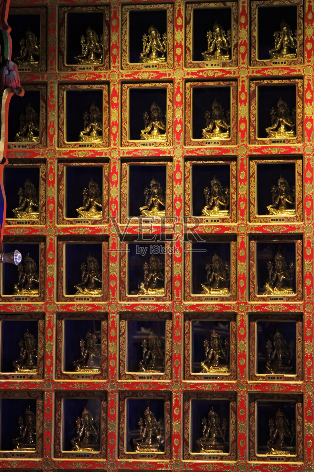 2015年2月6日，内蒙古呼和浩特市，大昭寺佛堂里的华盖照片摄影图片